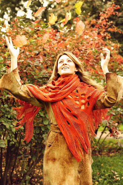 Glückliche Frau mit Herbstlaub im Herbstpark — Stockfoto