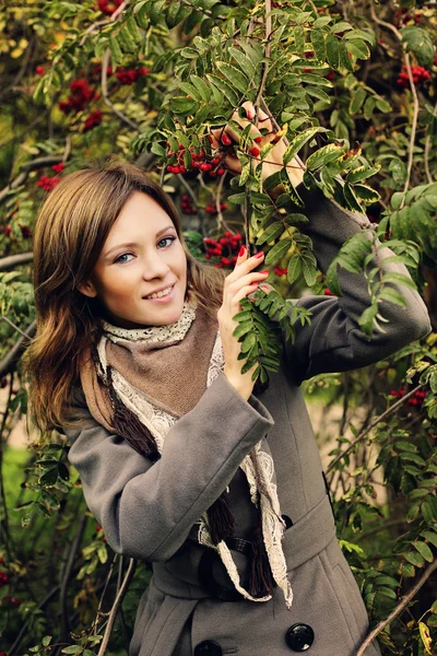 Glückliche Frau im Herbstpark. Modell im Freien. — Stockfoto