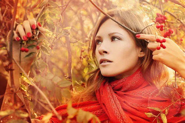 Perfekte Frau mit Herbstlaub im Freien — Stockfoto