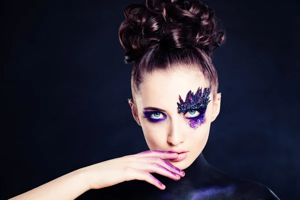 Maquiagem artística. Rosto Feminino Bonito com Maquiagem de Arte e Cabelo — Fotografia de Stock