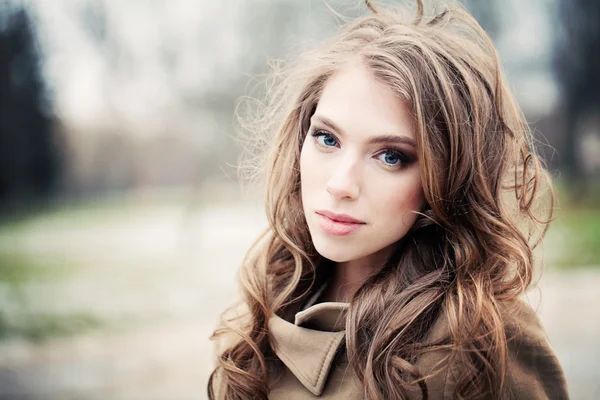 Jonge vrouw wandelen in het Park. Melancholie meisje buiten — Stockfoto