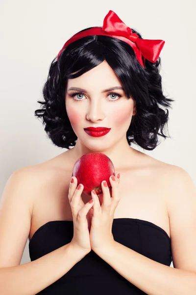 Mulher bonita com Hairdeco vermelho em seu cabelo — Fotografia de Stock