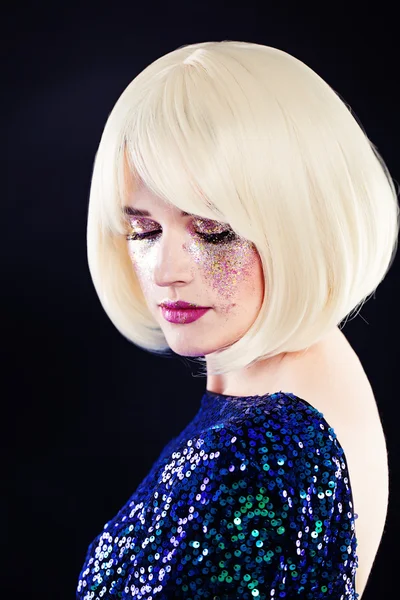 Όμορφη γυναίκα με μακιγιάζ καλλιτεχνικό Glitters και ξανθά μαλλιά — Φωτογραφία Αρχείου