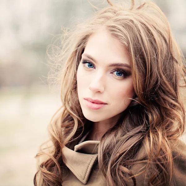 Mulher bonita com cabelo encaracolado ao ar livre. Cara jovem — Fotografia de Stock