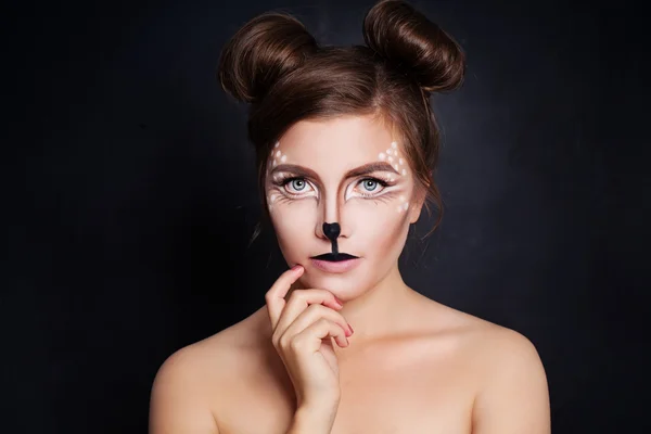 Donna animale con trucco artistico di Halloween su sfondo nero — Foto Stock