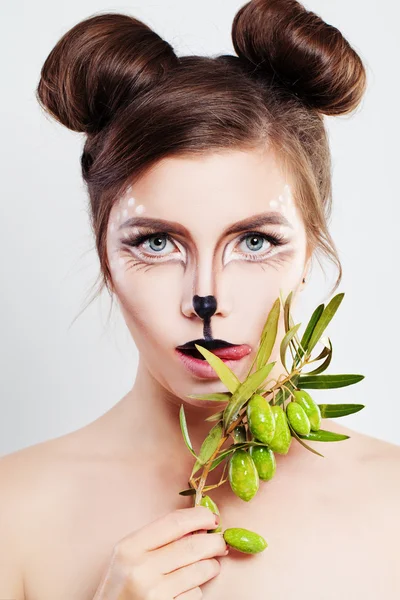 Carnaval personagens maquiagem. Mulher bonito animal com fazer artístico — Fotografia de Stock