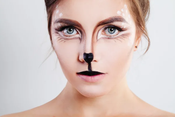 Ragazza carina con trucco animale renna. Primo piano del viso — Foto Stock