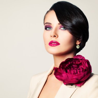 Makyaj ve saç ile muhteşem bir kadın