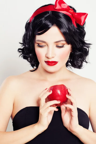 Carino donna con mela rossa — Foto Stock