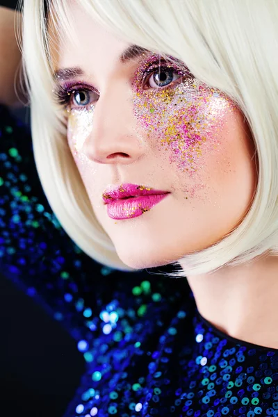 Okouzlující blondýnka modelka s Party make-up. Krásné puzzle — Stock fotografie
