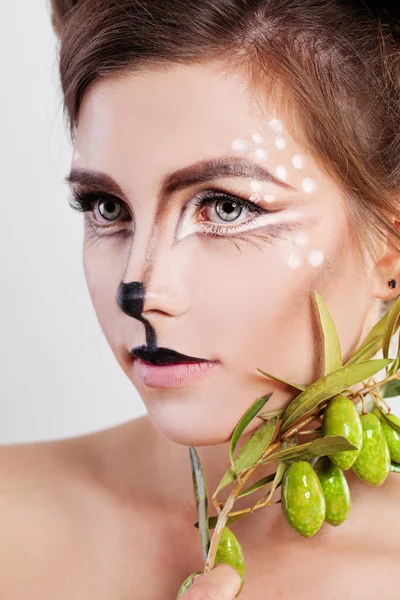 Giovane donna cervo animale. Faccia con trucco artistico — Foto Stock