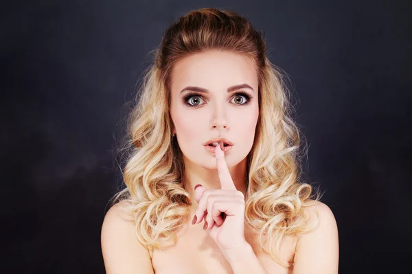 Sexy vrouw haar vinger te houden aan haar lippen. Gebaar voor stilte een — Stockfoto