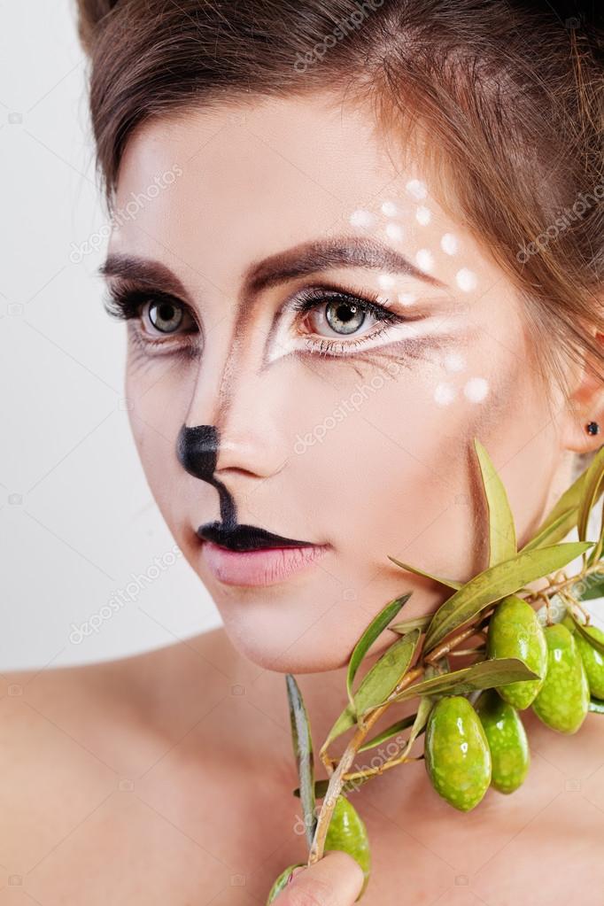 Jeune femme Deer Animal. Visage avec le maquillage artistique\u2013 images de stock libres de droits