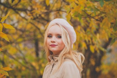 Sonbahar doğasında güzel bir sonbahar kadını