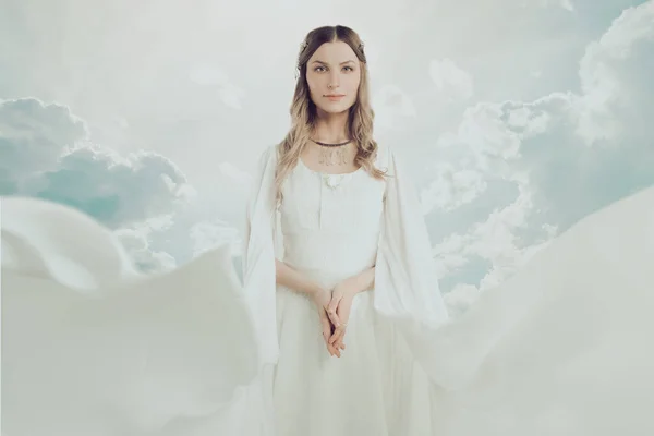 Misteriosa Donna Abito Bianco Sfondo Cielo Nuvole — Foto Stock