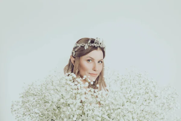 Perfekt Nisse Kvinna Med Vita Blommor Mystiska Elven Trollfru Prinsessa — Stockfoto