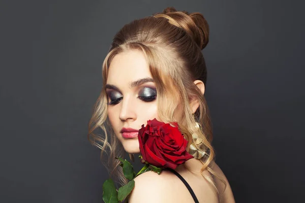 Perfekt Ung Kvinna Med Blont Hår Och Makeup Håller Röd — Stockfoto