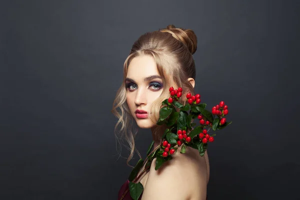 Mujer Rubia Perfecta Con Maquillaje Planta Bayas Rojas — Foto de Stock