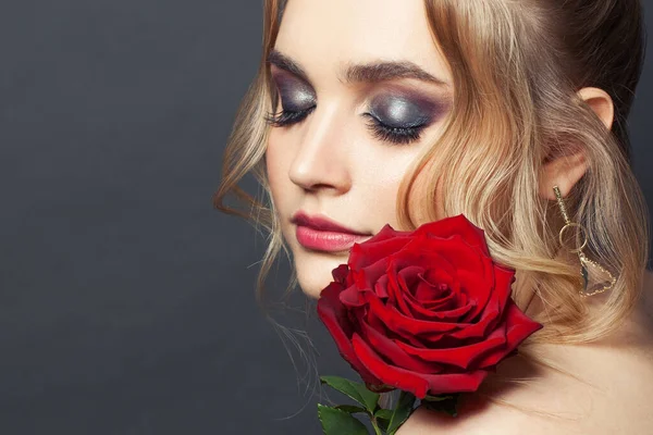 Belle Femme Visage Avec Maquillage Rose Rouge Fleur — Photo