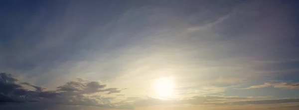 Panorama Del Cielo Atardecer Skyline Con Nubes Sol —  Fotos de Stock