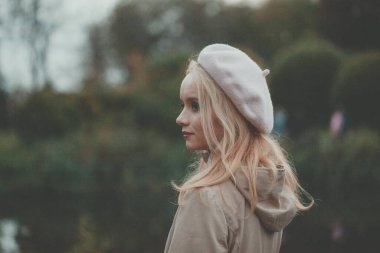 Sonbahar doğasında güzel bir sonbahar kadını