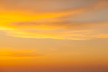 Parlak gün batımı gökyüzü ve bulutlar