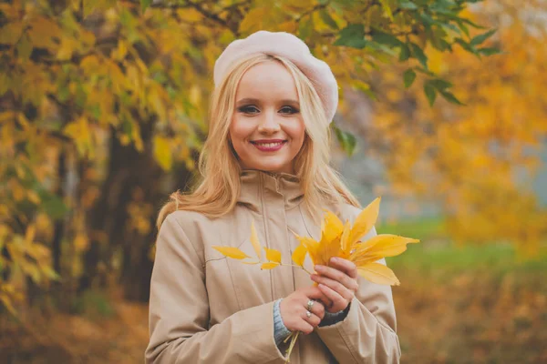 Portrét Rozkošné Mladé Šťastné Blondýny Sobě Francouzský Baret Podzimními Listy — Stock fotografie