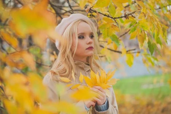 Beautiful Blonde Woman Fall Park Autumn Woman Leaves Her Hands — Stock Photo, Image