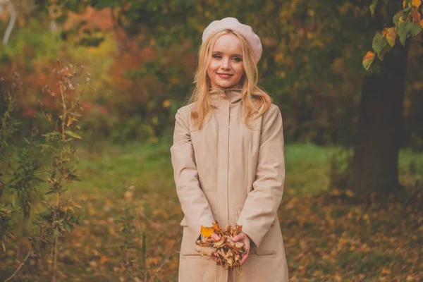 Mulher Feliz Bonita Com Folhas Outono Suas Mãos Fundo Natureza — Fotografia de Stock