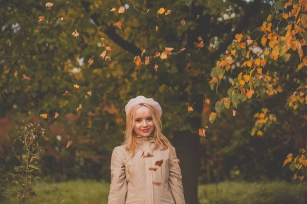 Mujer Alegre Con Hojas Otoño Fondo Naturaleza Otoño —  Fotos de Stock