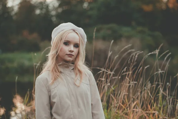 Schöne Herbst Frau Allein Auf Herbst Natur Hintergrund — Stockfoto