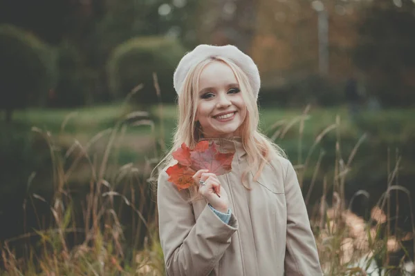 Sonriente Mujer Otoño Sosteniendo Hojas Otoño Sobre Fondo Naturaleza Otoño —  Fotos de Stock