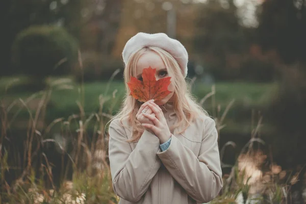 Mujer Otoño Con Hojas Arce Otoño Parque Otoño — Foto de Stock