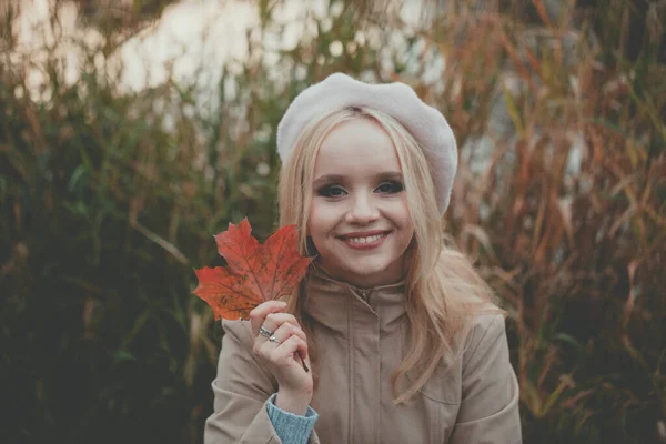 Ευτυχισμένο Φθινόπωρο Γυναίκα Κρατώντας Φύλλα Του Φθινοπώρου Στο Φόντο Της — Φωτογραφία Αρχείου