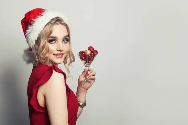 Pretty Christmas Kobieta Santa Uśmiecha Się Białym Tle Portret — Zdjęcie stockowe