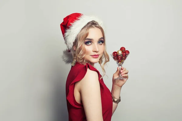 Santa Mujer Sobre Fondo Blanco Retrato Fiesta Navidad Año Nuevo —  Fotos de Stock