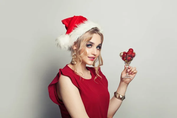 Mujer Navidad Santa Sombrero Sosteniendo Copa Vino Con Decoración Navidad —  Fotos de Stock