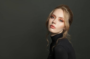 Siyah arka planda çekici kadın yüzü, portre.