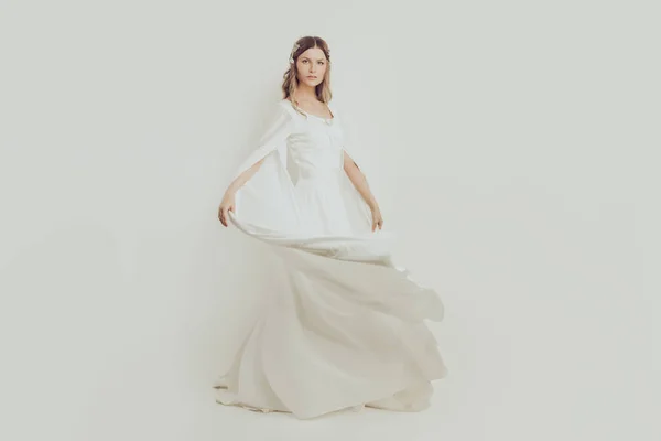 Τέλεια Γυναίκα Λευκό Μεταξένιο Φόρεμα Βράδυ Λευκό Φόντο — Φωτογραφία Αρχείου