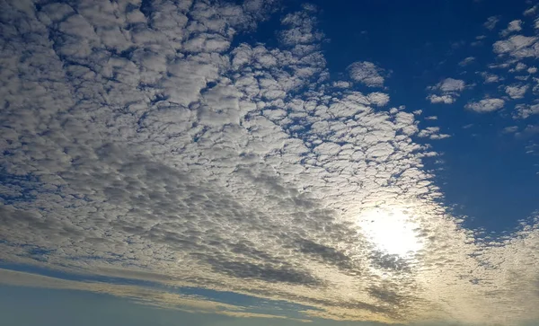 青空に雲と太陽 — ストック写真