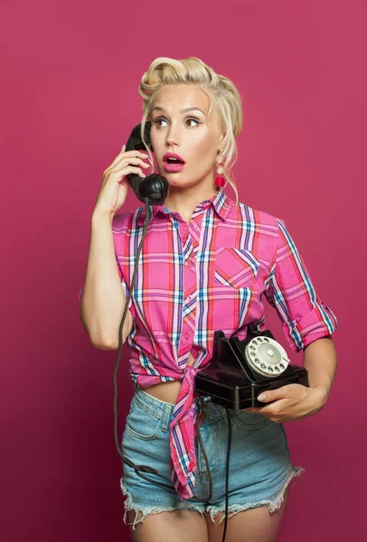 Mulher Pinup Bastante Chocado Responde Telefonema Fundo Rosa — Fotografia de Stock
