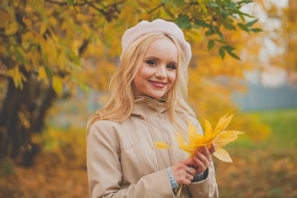 Glückliche Frau Auf Herbstlichem Hintergrund — Stockfoto