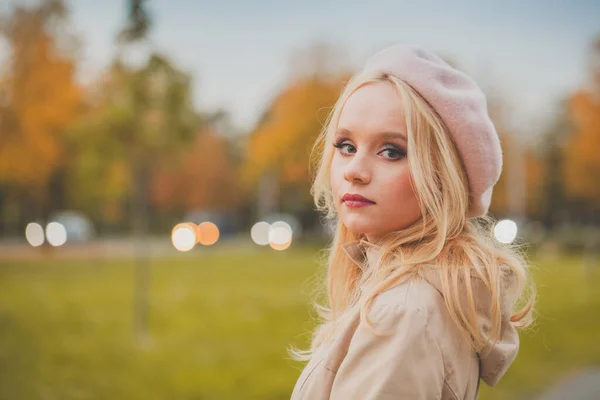 Mujer Linda Fondo Otoño —  Fotos de Stock