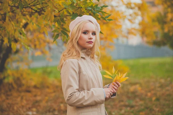 Beautiful Young Woman Fall Yellow Leaves Walking Park — Stock Photo, Image