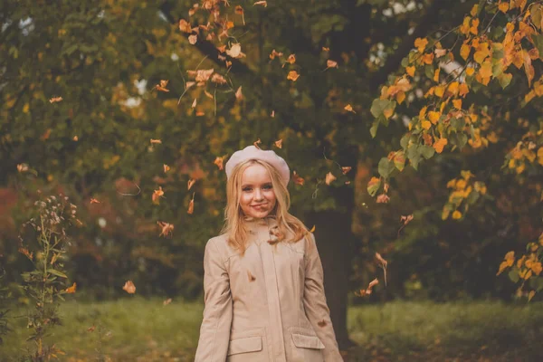 Schöne Lächelnde Frau Auf Herbst Natur Hintergrund Herbst Park — Stockfoto