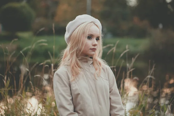 Junge Frau Auf Herbst Natur Hintergrund — Stockfoto