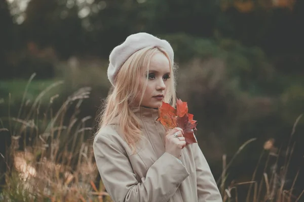 Jesienna Kobieta Czerwonym Upadkiem Klon Liść Tle Natury — Zdjęcie stockowe