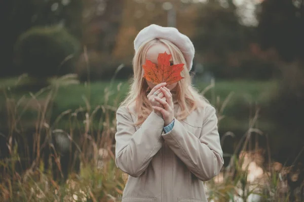 Krásná Žena Skrývající Červeným Podzimem Javorový List Podzimním Pozadí — Stock fotografie