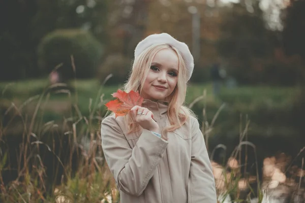 Hermosa Mujer Rubia Con Hoja Arce Caída Roja Fondo Otoño —  Fotos de Stock