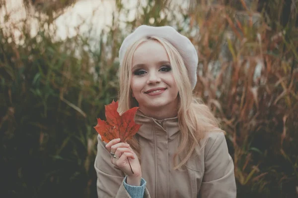 Attraktive Blonde Frau Mit Rotem Herbst Ahornblatt Auf Herbstlichem Hintergrund — Stockfoto